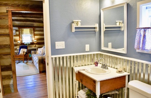 Greeneville Cabin | Quaint Farmstay in East Tennessee