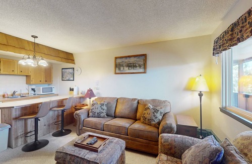 Winter Park Condo | Quaint getaway steps from Main Street with fireplace & full kitchen