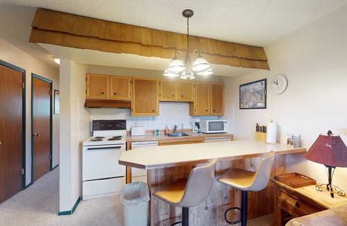 Winter Park Condo | Quaint getaway steps from Main Street with fireplace & full kitchen