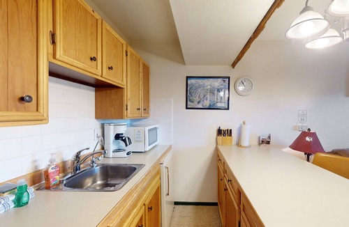Winter Park Condo | Quaint getaway steps from Main Street with fireplace & full kitchen