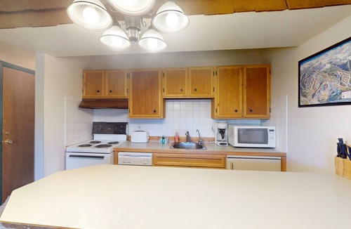 Winter Park Condo | Quaint getaway steps from Main Street with fireplace & full kitchen