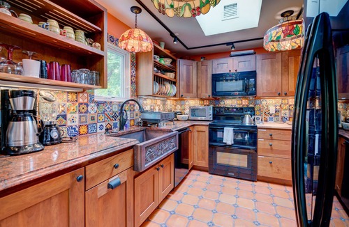 Rockport House | Quaint getaway with full kitchen and lush yard - close to the beach and downtown