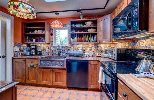 Rockport House | Quaint getaway with full kitchen and lush yard - close to the beach and downtown