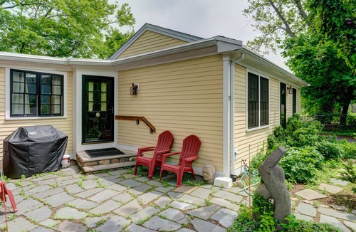Rockport House | Quaint getaway with full kitchen and lush yard - close to the beach and downtown