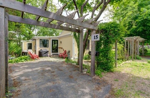 Rockport House | Quaint getaway with full kitchen and lush yard - close to the beach and downtown