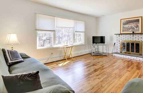 Hamden House | Quaint Hamden Home: 7 Mi to Yale University!