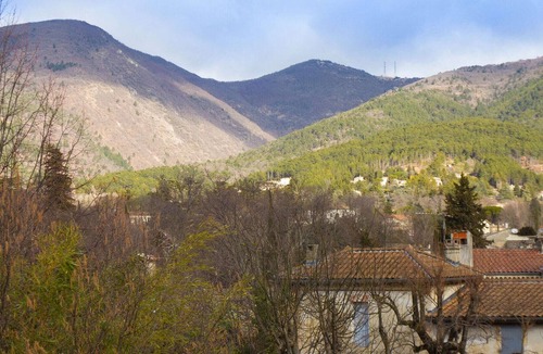 Dieulefit House | Quaint Holiday Home in Dieulefit with Hot Tub