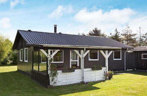 Kramnitse House | Quaint Holiday Home in R dby with Jetty