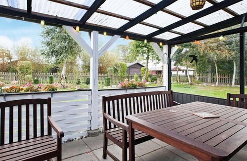 Kramnitse House | Quaint Holiday Home in R dby with Jetty