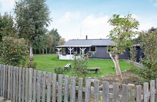 Kramnitse House | Quaint Holiday Home in R dby with Jetty