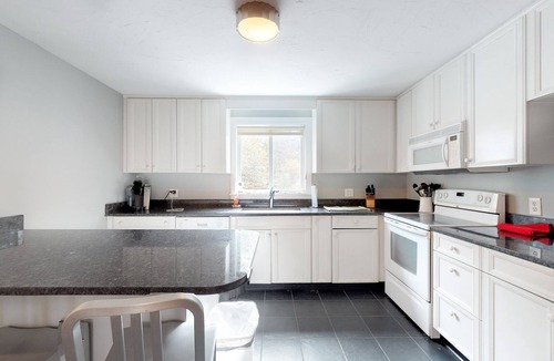 Katama House | Quaint home w/large backyard, outdoor shower & private grill near Katama Bay