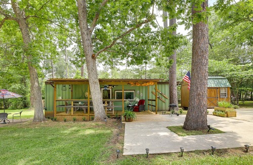 Huffman Cottage | Quaint Huffman Cottage w/ Fire Pit + Kayaks!