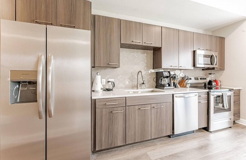 Pleasant Valley Apartment | Quaint King Bed 1BR 5 Min to DT