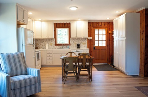 Elliottsburg House | Quaint Knotty Pine - tranquil getaway
