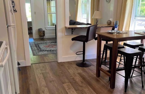 Oakland House | Quaint Little Cottagen