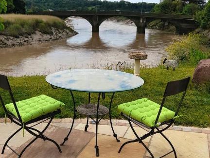 Caerleon Apartment | Quaint little guest suite with private parking