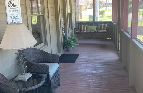 Arcadia Cottage | Quaint Little Porch Cottage