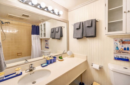 Sheffield Park Apartment | Quaint Mins to Atrium Health & Panthers Stadium perfect for your next getaway