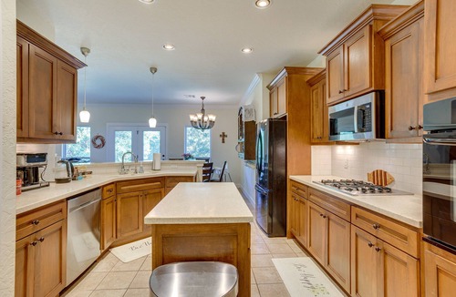 Noble House | Quaint Noble Home: 6 Mi to University of Oklahoma!