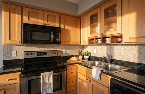 Ohio City Apartment | Quaint & Quiet CLE Condo