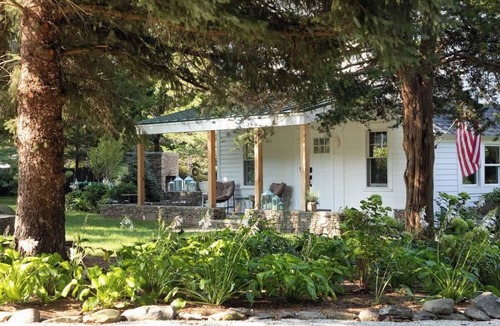 Jamestown Shores House | Quaint Renovated 3BR Getaway