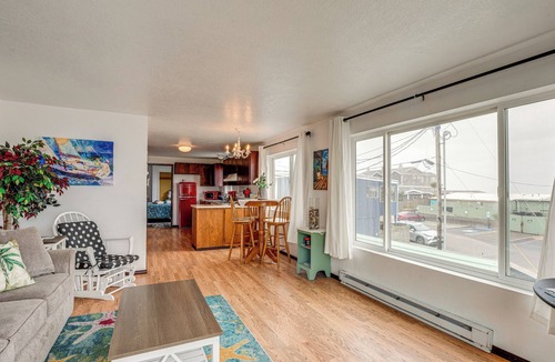Rockaway Beach Apartment | Quaint Rockaway Beach Gem: Walk to Shore!