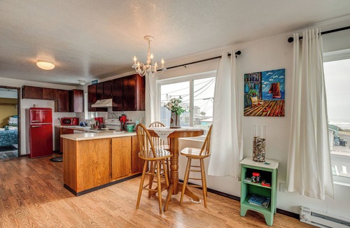 Rockaway Beach Apartment | Quaint Rockaway Beach Gem: Walk to Shore!