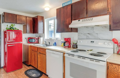Rockaway Beach Apartment | Quaint Rockaway Beach Gem: Walk to Shore!