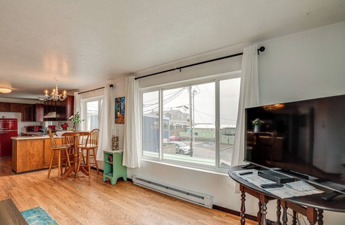 Rockaway Beach Apartment | Quaint Rockaway Beach Gem: Walk to Shore!