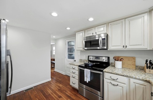 Leesburg's Old and Historic District House | Quaint Royal Cottage @ Historic Leesburg