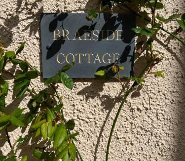 Loanhead House | Quaint self contained cottage near Edinburgh.