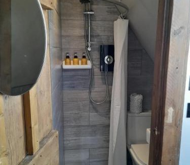 Thames Ditton House | Quaint Studio Loft Room nr Hampton Court