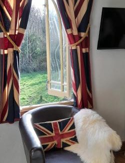 Thames Ditton House | Quaint Studio Loft Room nr Hampton Court