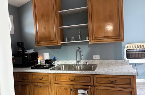 Beecher Apartment | Quaint Studio Unit in fantastic Beecher with refreshing AC