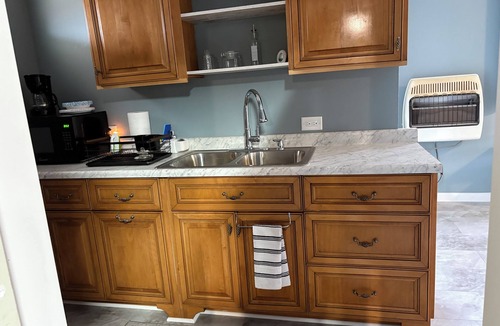 Beecher Apartment | Quaint Studio Unit in fantastic Beecher with refreshing AC