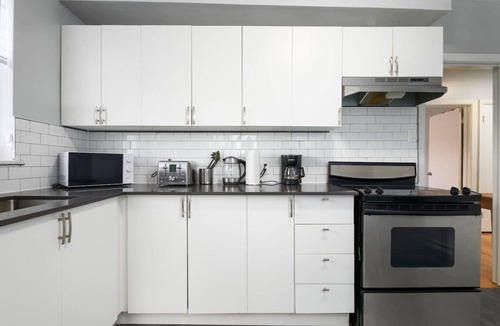 Cote-Des-Neiges—Notre-Dame-De-Grace Apartment | Quaint & Stylish 2BR A Perfect Retreat in MTL