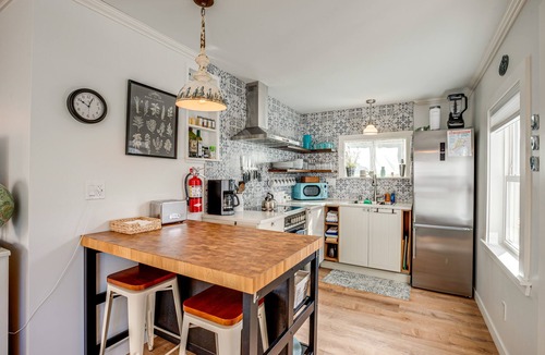 Seaside Cottage | Quaint 'Sur La Mer' Cottage w/Deck, Fire Pit