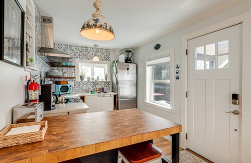 Seaside Cottage | Quaint 'Sur La Mer' Cottage w/Deck, Fire Pit