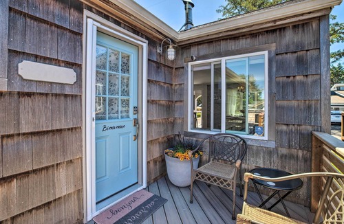 Seaside Cottage | Quaint 'Sur La Mer' Cottage w/Deck, Fire Pit