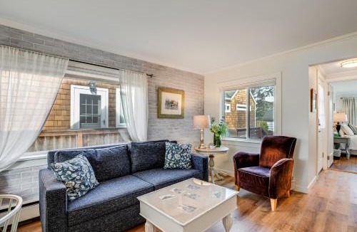 Seaside House | Quaint 'Sur La Mer' Cottage w/Deck, Fire Pit