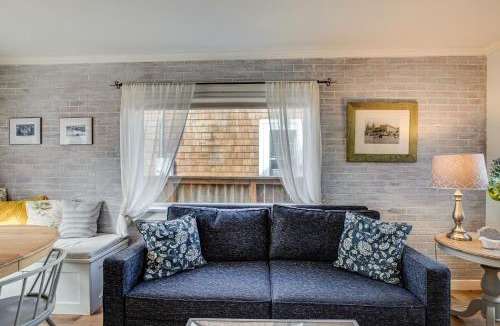 Seaside House | Quaint 'Sur La Mer' Cottage w/Deck, Fire Pit