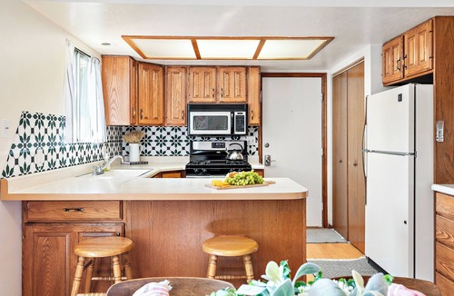 Midway House | Quaint Swiss Chalet Steps from Main St- Sleeps 5