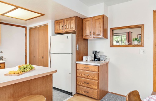 Midway House | Quaint Swiss Chalet Steps from Main St- Sleeps 5