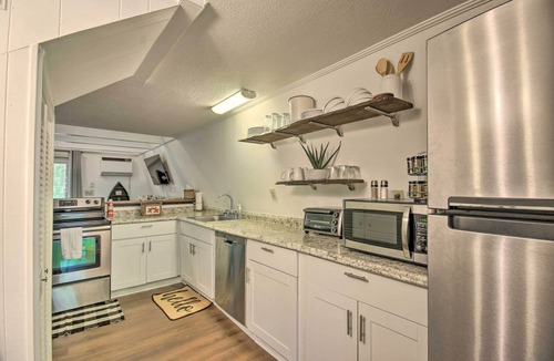 Tignall Cabin | Quaint Tignall Cabin w/Deck & Private Dock!