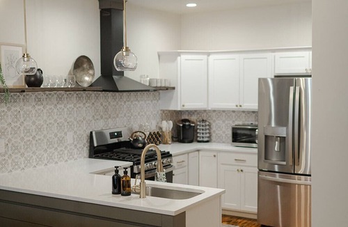 Lancaster House | Quaint Townhome on Queen