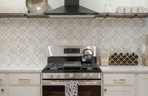 Lancaster House | Quaint Townhome on Queen