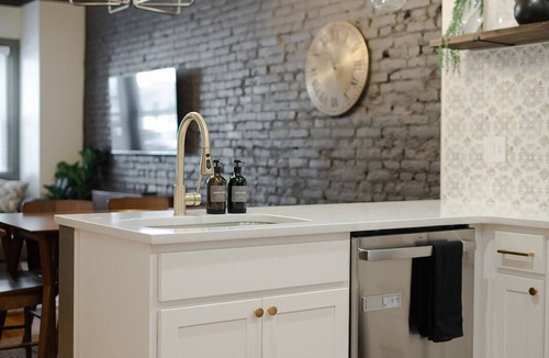 Lancaster House | Quaint Townhome on Queen