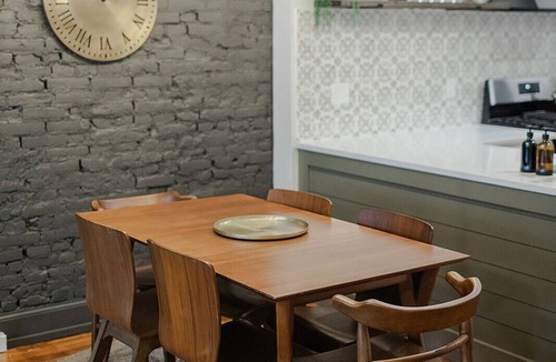 Lancaster House | Quaint Townhome on Queen