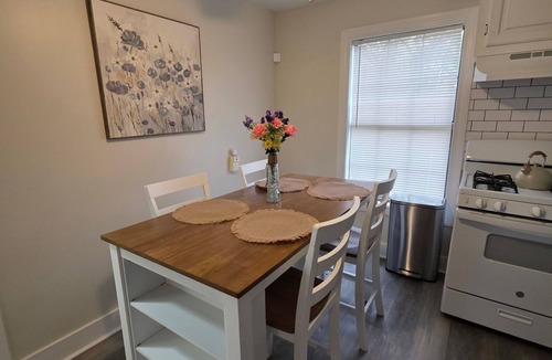 Hattiesburg House | Quaint, updated, clean and conveniently located 2-bedroom Mid-town hub city home