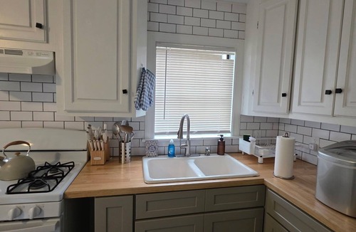 Hattiesburg House | Quaint, updated, clean and conveniently located 2-bedroom Mid-town hub city home